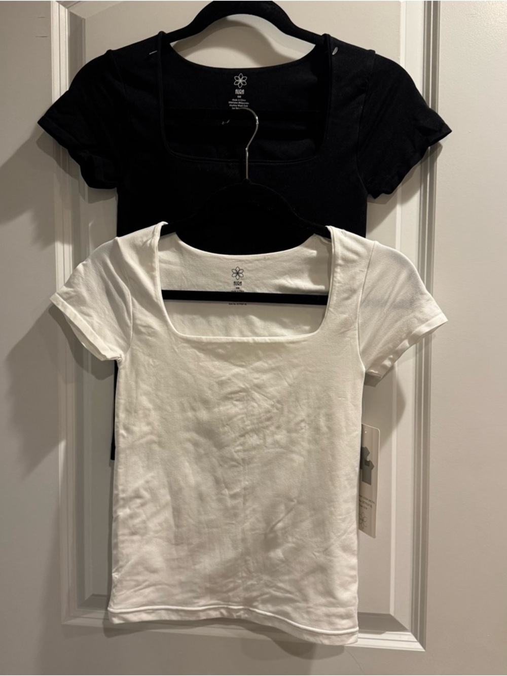 Aura Short Sleeve Scoop Neck Tee Set in White and Black